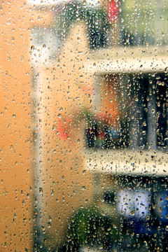 雨后的玻璃窗外