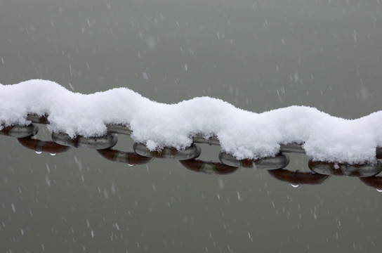 铁链积雪