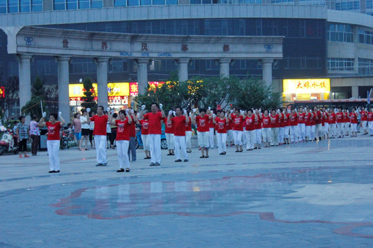 潍坊火车站的广场舞