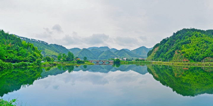 泾县溪口村河岸山水倒映全景