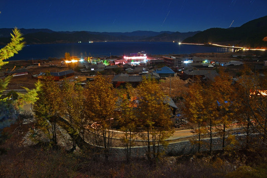 泸沽湖村庄夜景