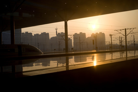 高铁动车出发 杭州火车站早晨
