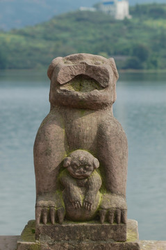 四川宝狮湖景区狮子护幼狮