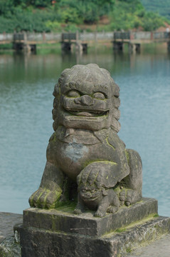 四川宝狮湖狮子护幼狮雕塑