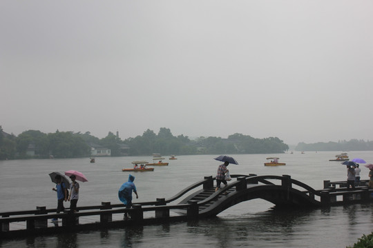 雨中的西湖