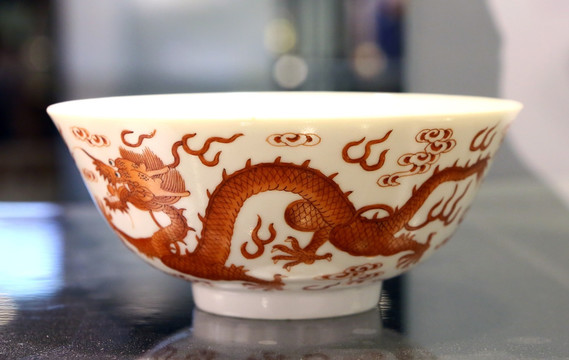 清代矾红龙纹碗