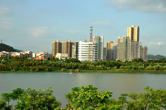 亲水沿江城市高楼