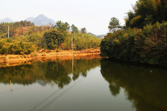 鱼塘山色