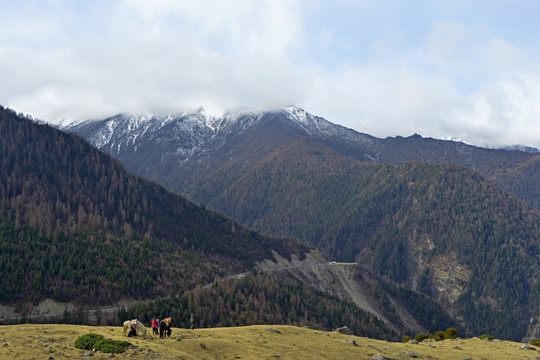 遥看巴朗山主峰