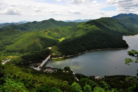 蓝天白云下的群山和水库