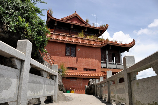 山顶红色寺庙建筑