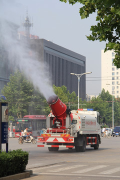 多功能雾炮洒水车 防暑降温