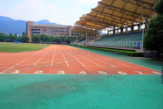 大学校园操场 起跑线