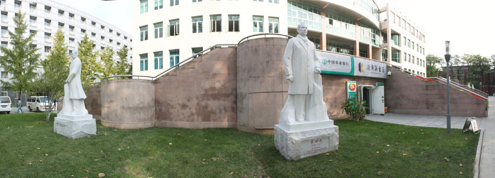 地大北京图书馆前站立雕塑
