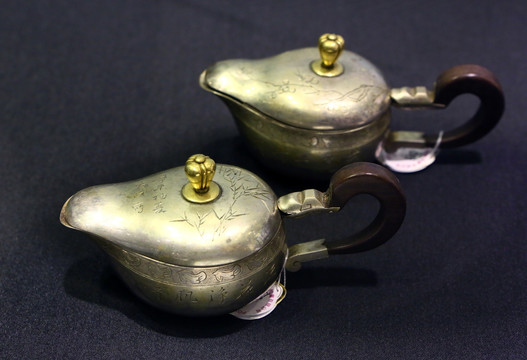 清代银制匜式茶壶