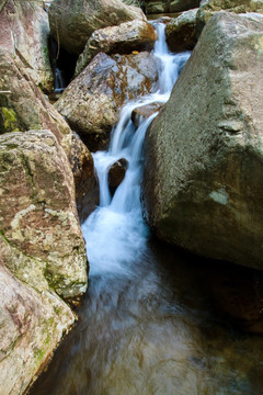 山涧清泉