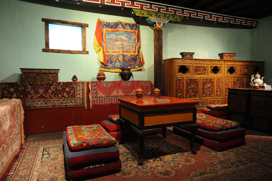 西藏喝酥油茶 藏式家居装饰