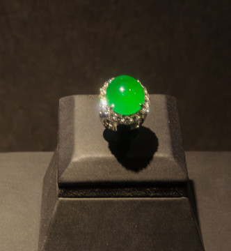 老坑玻璃种满绿色翡翠戒指