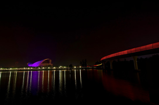 金华彩虹桥歌剧院紫色夜景全景