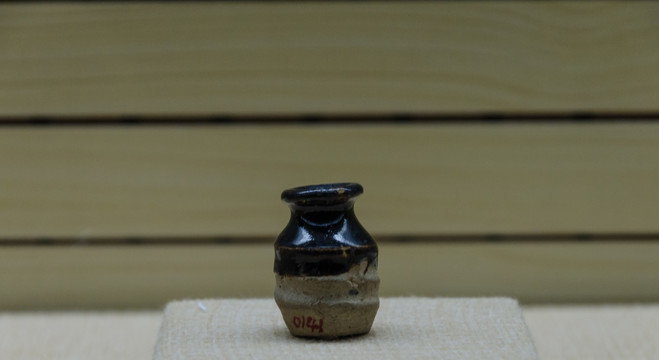 唐代黑釉瓶 登封窯瓷器