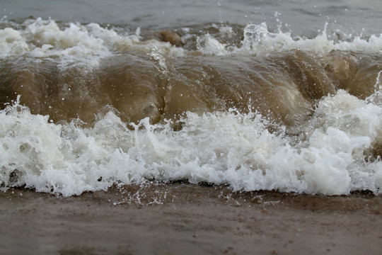 海浪靠近