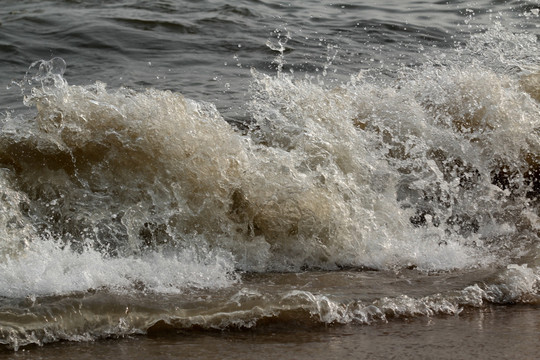 波浪飞溅