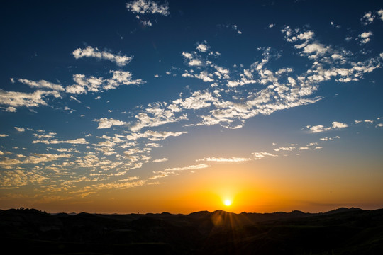 日出 朝霞