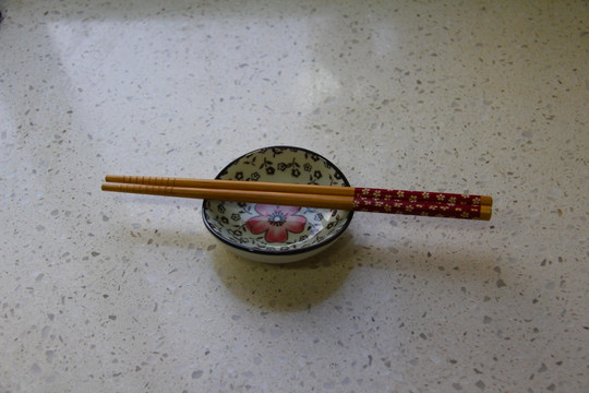筷子和碟子