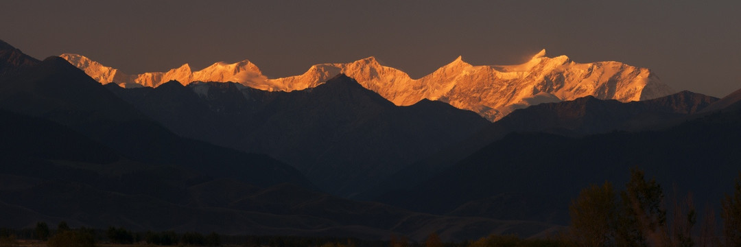 红色雪山