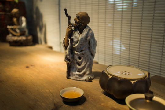 拄拐杖的长老和参禅陶艺茶具