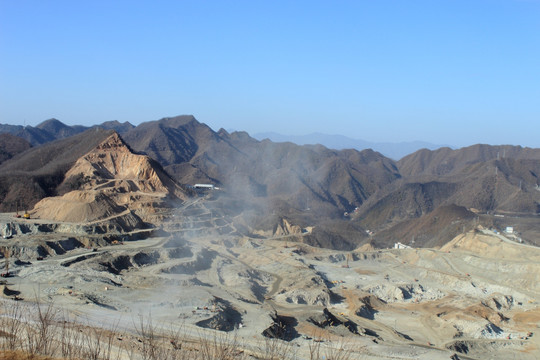 矿山开采露天采坑