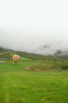 西岭雪山夏季滑草场和热气球