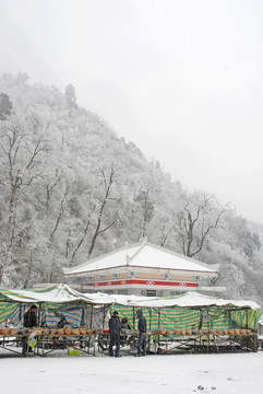 二郎山隧道冒雪做生意的购物摊点