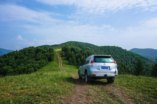 汽车山坡地形驾驶