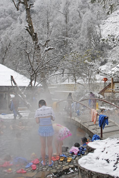 雪中贡嘎神汤温泉池