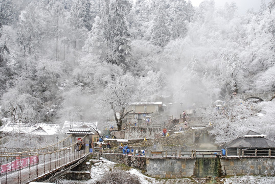 海螺沟温泉雪景