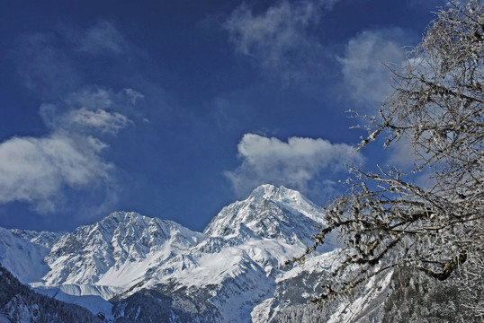 遥看贡嘎山雪峰