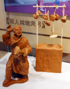 卖空竹雕塑