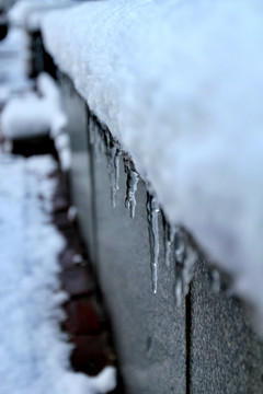 雪融成水