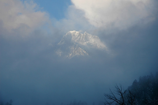 贡嘎山卫士雪峰