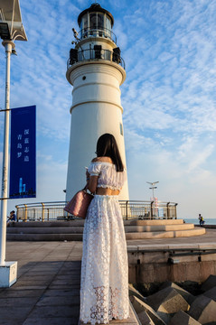 情人坝的女孩背影