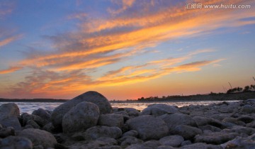 河滩晚霞