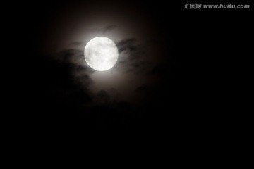 乌云笼罩下的月亮