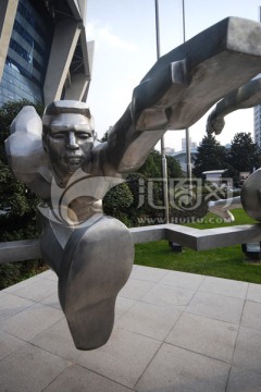上海体育馆跨栏雕塑