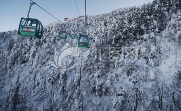 峨眉山索道雪景