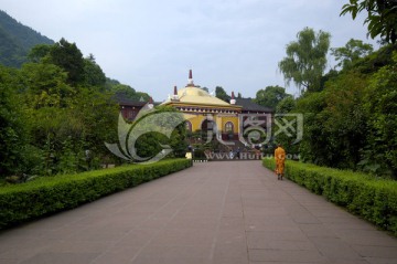 峨眉山万年寺无梁砖殿与僧人