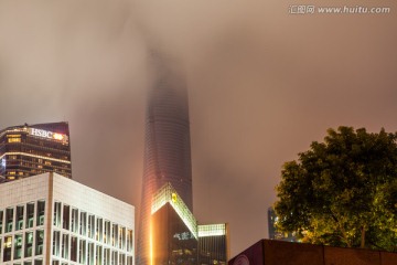 雾霾中的大楼