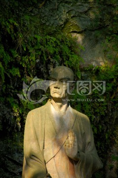 乐山大佛海狮洞前的海通禅师雕塑