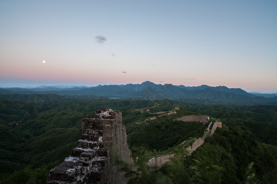 晨曦 明长城 山峦起伏 暖调