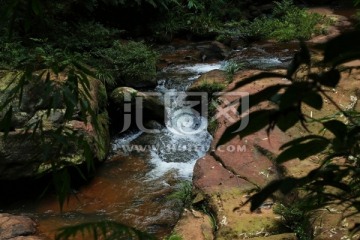 山溪流水